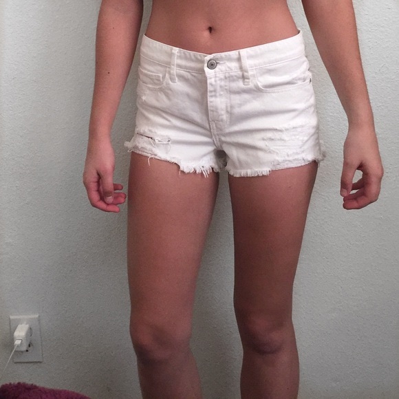 ABERCROMBIE AND FITCH WHITE CUTOFF JEAN SHORTS - Picture 2 of 4